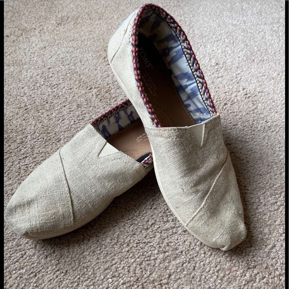 Tom’s alpargata slip ons